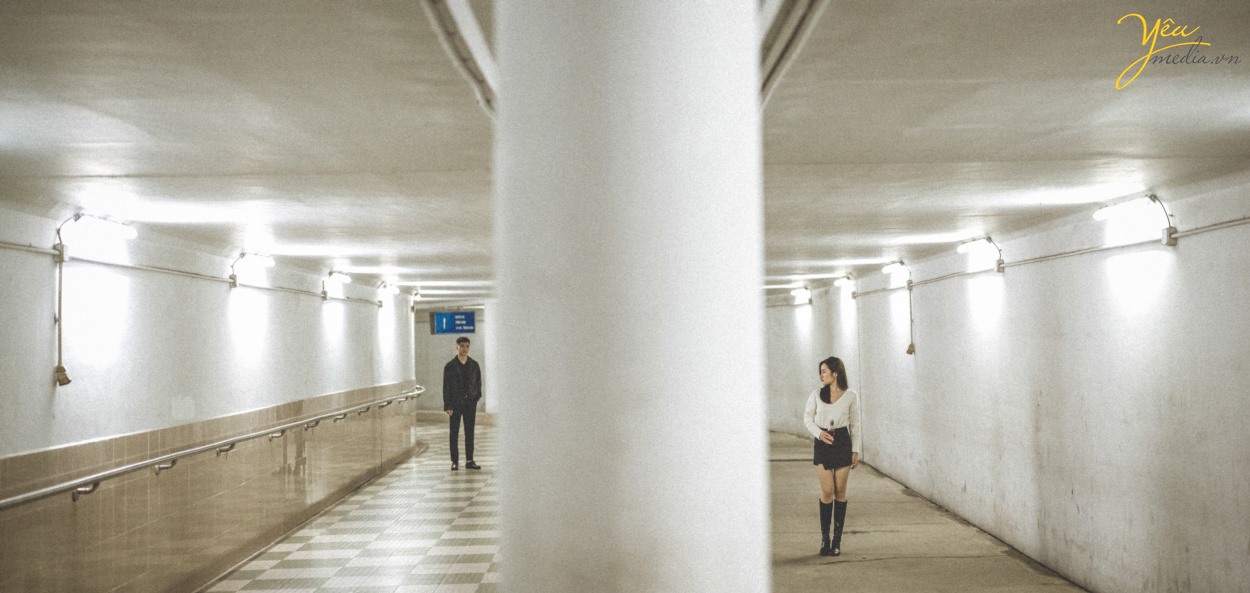 Bộ ảnh tình yêu cặp đôi lãng mạn trong hầm đi bộ Ngã Tư Sở, Hà Nội