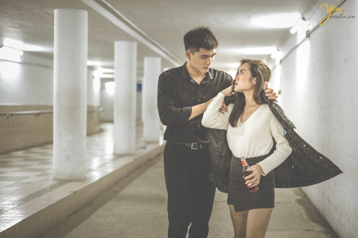 Bộ ảnh tình yêu cặp đôi lãng mạn trong hầm đi bộ Ngã Tư Sở, Hà Nội
