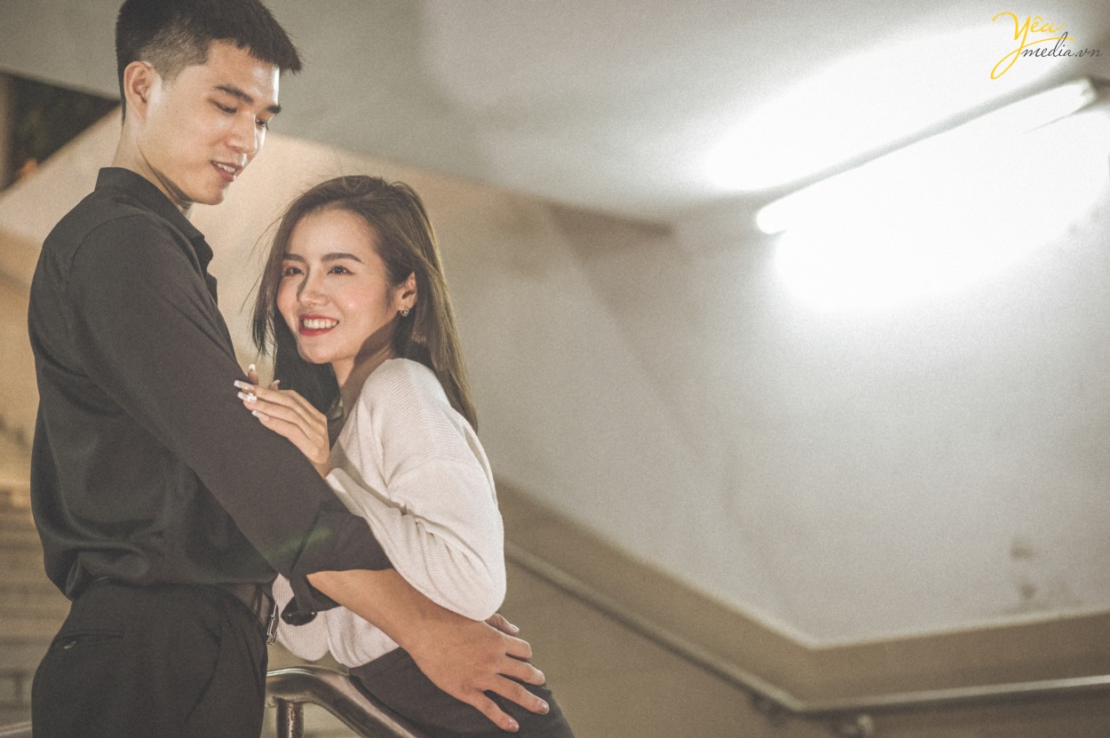 Bộ ảnh tình yêu cặp đôi lãng mạn trong hầm đi bộ Ngã Tư Sở, Hà Nội
