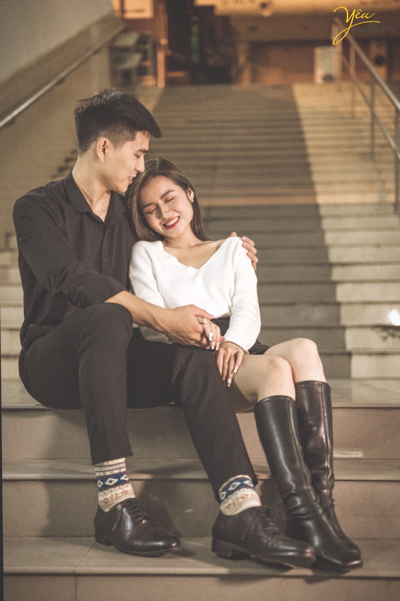 Bộ ảnh tình yêu cặp đôi lãng mạn trong hầm đi bộ Ngã Tư Sở, Hà Nội