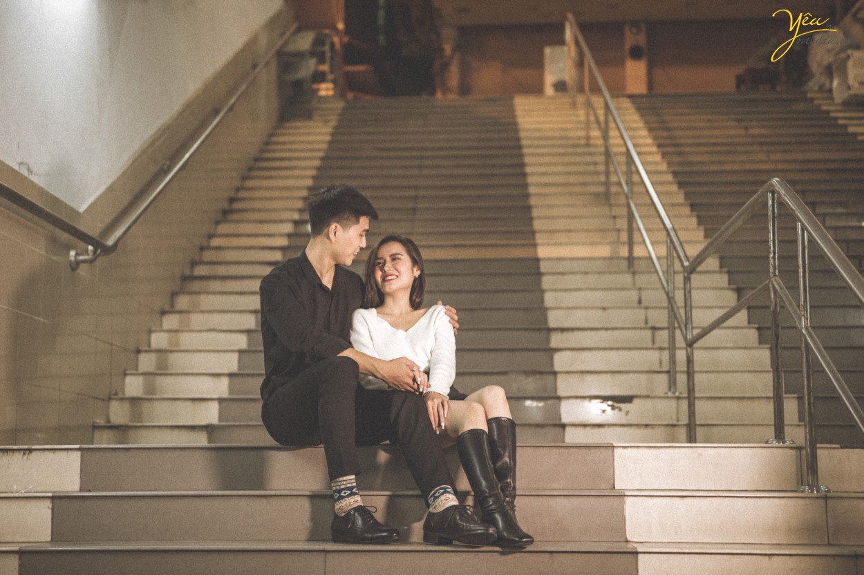 Bộ ảnh tình yêu cặp đôi lãng mạn trong hầm đi bộ Ngã Tư Sở, Hà Nội