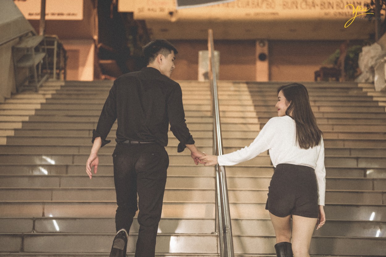 Bộ ảnh tình yêu cặp đôi lãng mạn trong hầm đi bộ Ngã Tư Sở, Hà Nội
