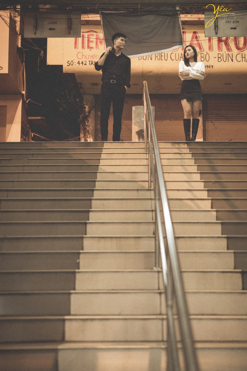 Bộ ảnh tình yêu cặp đôi lãng mạn trong hầm đi bộ Ngã Tư Sở, Hà Nội