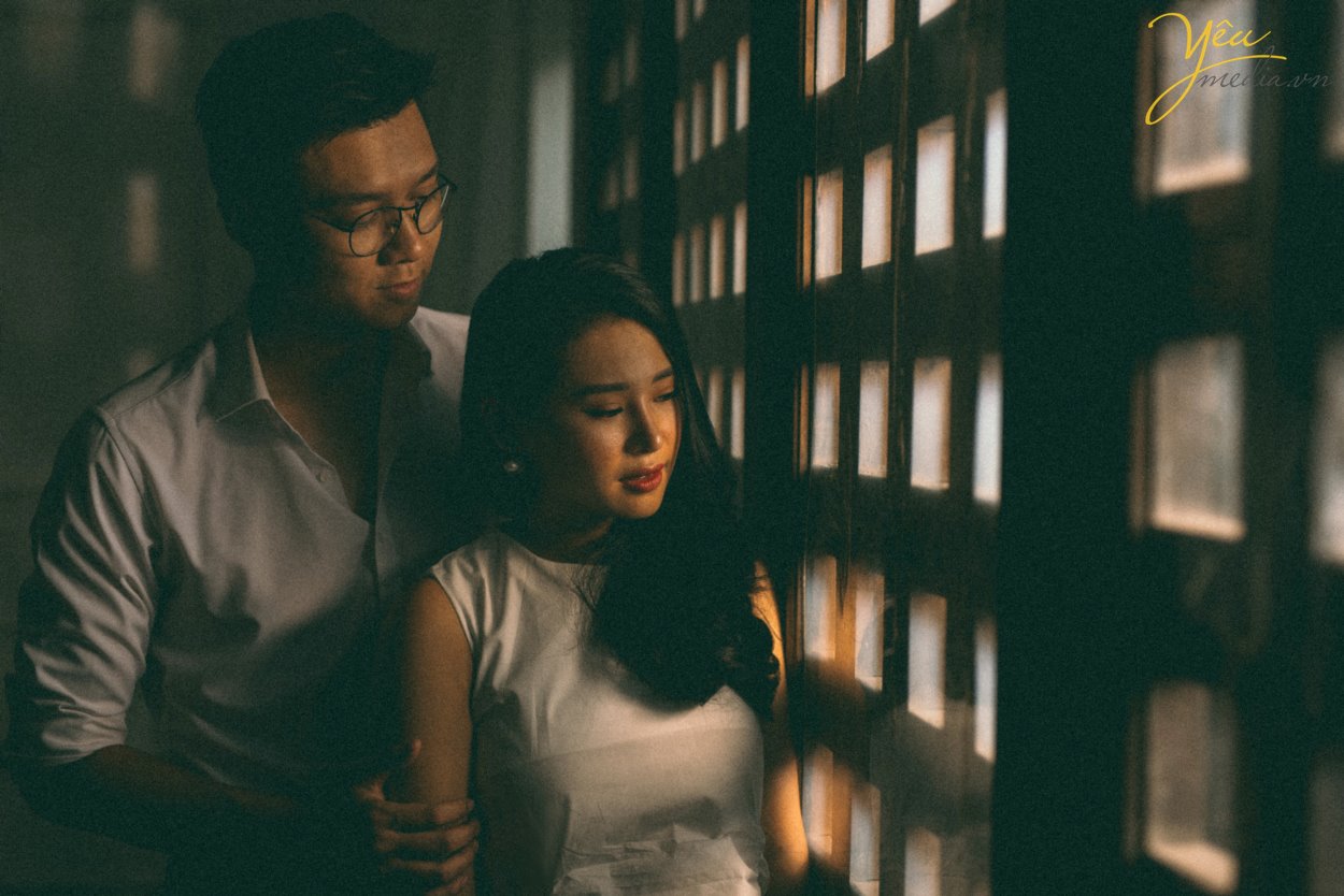 Màu sắc từ ảnh dùng phim analog luôn đi liền với sự hoài niệm. Màu Hong Kong gợi nhớ những kỷ niệm gắn với giai đoạn phim bộ TVB phổ biến tại Việt Nam những năm 1990. Những bộ ảnh được chụp theo phong cách "Reply 1990" đang càng ngày càng trở nên phổ biến và được nhiều cặp đôi lựa chọn như một cách lưu lại khoảnh khắc tình yêu. Những bộ ảnh như vậy thường không yêu cầu quá nhiều sự đầu tư vào phục trang, background hay concept cầu kì nhưng vẫn khiến người ta ngẩn ngơ vì cái thần cũng như cảm xúc được truyền tải qua nó. Bộ ảnh của MC Việt Anh và vợ - cô gái năng động Tân Nguyễn được ekip ảnh viện áo cưới Yêu Media cũng là 1 trong những album ảnh như vậy.