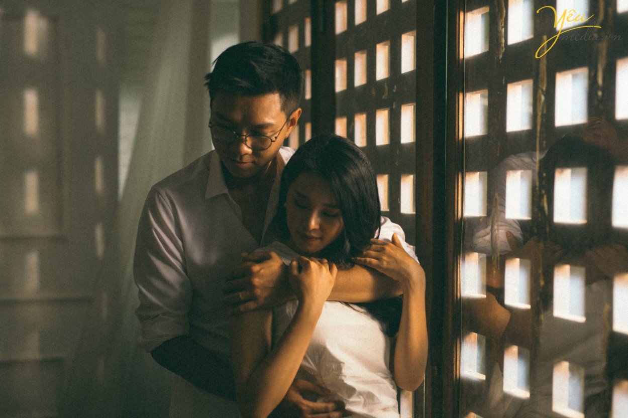 Màu sắc từ ảnh dùng phim analog luôn đi liền với sự hoài niệm. Màu Hong Kong gợi nhớ những kỷ niệm gắn với giai đoạn phim bộ TVB phổ biến tại Việt Nam những năm 1990. Những bộ ảnh được chụp theo phong cách "Reply 1990" đang càng ngày càng trở nên phổ biến và được nhiều cặp đôi lựa chọn như một cách lưu lại khoảnh khắc tình yêu. Những bộ ảnh như vậy thường không yêu cầu quá nhiều sự đầu tư vào phục trang, background hay concept cầu kì nhưng vẫn khiến người ta ngẩn ngơ vì cái thần cũng như cảm xúc được truyền tải qua nó. Bộ ảnh của MC Việt Anh và vợ - cô gái năng động Tân Nguyễn được ekip ảnh viện áo cưới Yêu Media cũng là 1 trong những album ảnh như vậy.