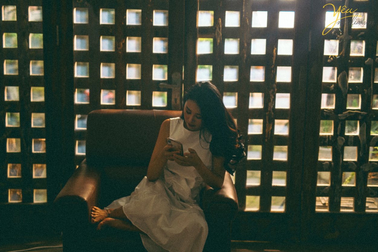 Màu sắc từ ảnh dùng phim analog luôn đi liền với sự hoài niệm. Màu Hong Kong gợi nhớ những kỷ niệm gắn với giai đoạn phim bộ TVB phổ biến tại Việt Nam những năm 1990. Những bộ ảnh được chụp theo phong cách "Reply 1990" đang càng ngày càng trở nên phổ biến và được nhiều cặp đôi lựa chọn như một cách lưu lại khoảnh khắc tình yêu. Những bộ ảnh như vậy thường không yêu cầu quá nhiều sự đầu tư vào phục trang, background hay concept cầu kì nhưng vẫn khiến người ta ngẩn ngơ vì cái thần cũng như cảm xúc được truyền tải qua nó. Bộ ảnh của MC Việt Anh và vợ - cô gái năng động Tân Nguyễn được ekip ảnh viện áo cưới Yêu Media cũng là 1 trong những album ảnh như vậy.