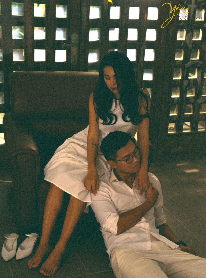 Màu sắc từ ảnh dùng phim analog luôn đi liền với sự hoài niệm. Màu Hong Kong gợi nhớ những kỷ niệm gắn với giai đoạn phim bộ TVB phổ biến tại Việt Nam những năm 1990. Những bộ ảnh được chụp theo phong cách "Reply 1990" đang càng ngày càng trở nên phổ biến và được nhiều cặp đôi lựa chọn như một cách lưu lại khoảnh khắc tình yêu. Những bộ ảnh như vậy thường không yêu cầu quá nhiều sự đầu tư vào phục trang, background hay concept cầu kì nhưng vẫn khiến người ta ngẩn ngơ vì cái thần cũng như cảm xúc được truyền tải qua nó. Bộ ảnh của MC Việt Anh và vợ - cô gái năng động Tân Nguyễn được ekip ảnh viện áo cưới Yêu Media cũng là 1 trong những album ảnh như vậy.