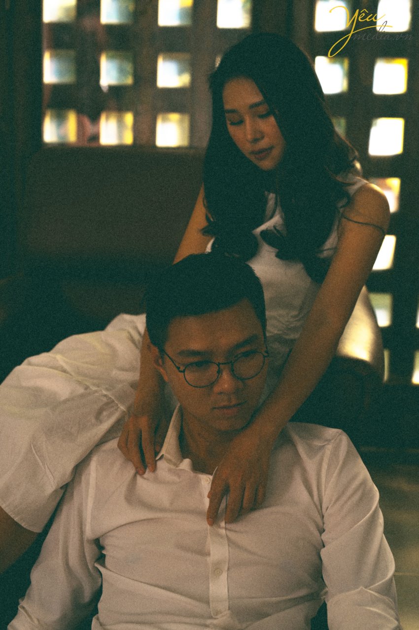 Màu sắc từ ảnh dùng phim analog luôn đi liền với sự hoài niệm. Màu Hong Kong gợi nhớ những kỷ niệm gắn với giai đoạn phim bộ TVB phổ biến tại Việt Nam những năm 1990. Những bộ ảnh được chụp theo phong cách "Reply 1990" đang càng ngày càng trở nên phổ biến và được nhiều cặp đôi lựa chọn như một cách lưu lại khoảnh khắc tình yêu. Những bộ ảnh như vậy thường không yêu cầu quá nhiều sự đầu tư vào phục trang, background hay concept cầu kì nhưng vẫn khiến người ta ngẩn ngơ vì cái thần cũng như cảm xúc được truyền tải qua nó. Bộ ảnh của MC Việt Anh và vợ - cô gái năng động Tân Nguyễn được ekip ảnh viện áo cưới Yêu Media cũng là 1 trong những album ảnh như vậy.