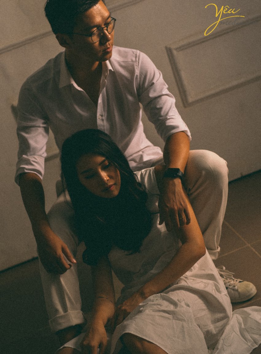 Màu sắc từ ảnh dùng phim analog luôn đi liền với sự hoài niệm. Màu Hong Kong gợi nhớ những kỷ niệm gắn với giai đoạn phim bộ TVB phổ biến tại Việt Nam những năm 1990. Những bộ ảnh được chụp theo phong cách "Reply 1990" đang càng ngày càng trở nên phổ biến và được nhiều cặp đôi lựa chọn như một cách lưu lại khoảnh khắc tình yêu. Những bộ ảnh như vậy thường không yêu cầu quá nhiều sự đầu tư vào phục trang, background hay concept cầu kì nhưng vẫn khiến người ta ngẩn ngơ vì cái thần cũng như cảm xúc được truyền tải qua nó. Bộ ảnh của MC Việt Anh và vợ - cô gái năng động Tân Nguyễn được ekip ảnh viện áo cưới Yêu Media cũng là 1 trong những album ảnh như vậy.