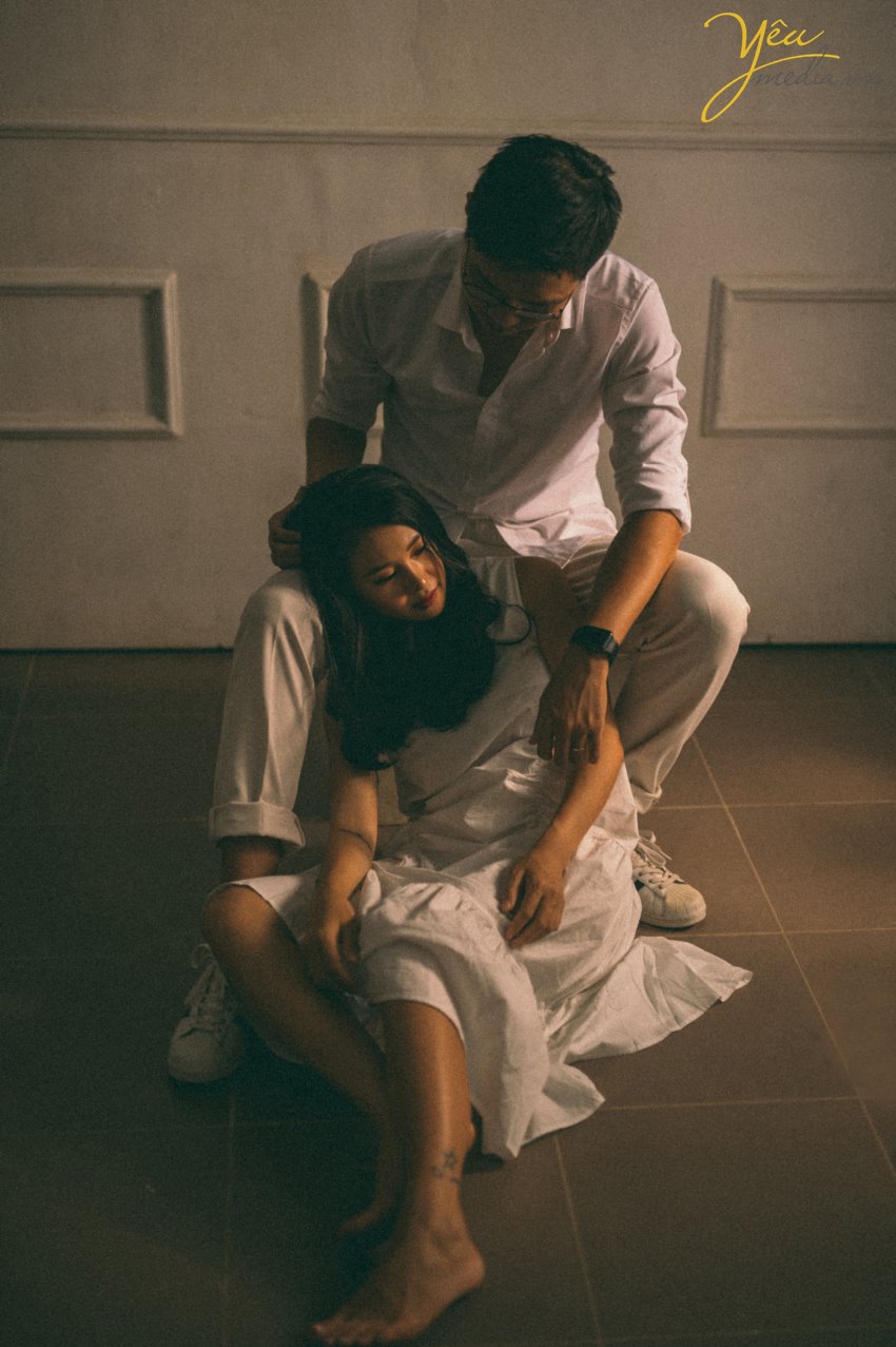 Màu sắc từ ảnh dùng phim analog luôn đi liền với sự hoài niệm. Màu Hong Kong gợi nhớ những kỷ niệm gắn với giai đoạn phim bộ TVB phổ biến tại Việt Nam những năm 1990. Những bộ ảnh được chụp theo phong cách "Reply 1990" đang càng ngày càng trở nên phổ biến và được nhiều cặp đôi lựa chọn như một cách lưu lại khoảnh khắc tình yêu. Những bộ ảnh như vậy thường không yêu cầu quá nhiều sự đầu tư vào phục trang, background hay concept cầu kì nhưng vẫn khiến người ta ngẩn ngơ vì cái thần cũng như cảm xúc được truyền tải qua nó. Bộ ảnh của MC Việt Anh và vợ - cô gái năng động Tân Nguyễn được ekip ảnh viện áo cưới Yêu Media cũng là 1 trong những album ảnh như vậy.