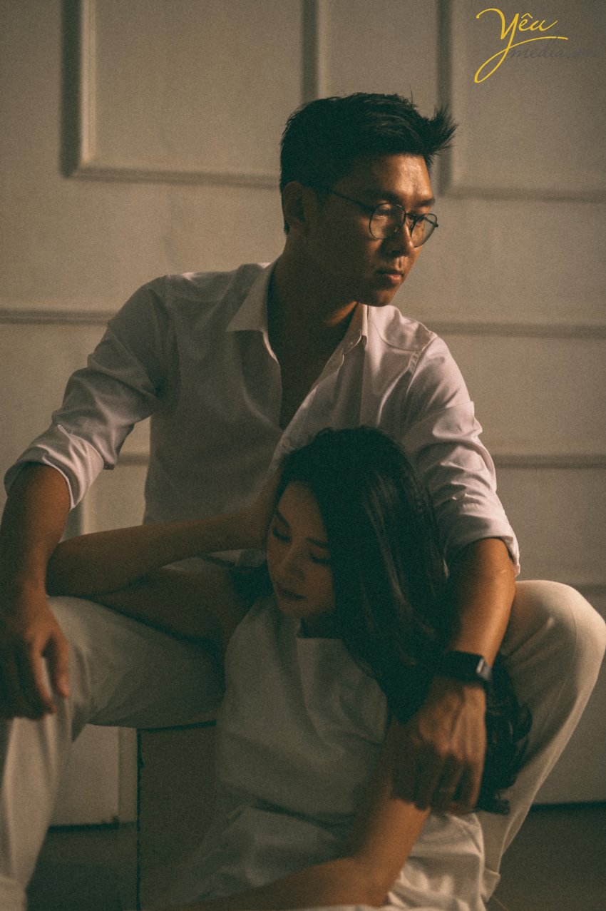 Màu sắc từ ảnh dùng phim analog luôn đi liền với sự hoài niệm. Màu Hong Kong gợi nhớ những kỷ niệm gắn với giai đoạn phim bộ TVB phổ biến tại Việt Nam những năm 1990. Những bộ ảnh được chụp theo phong cách "Reply 1990" đang càng ngày càng trở nên phổ biến và được nhiều cặp đôi lựa chọn như một cách lưu lại khoảnh khắc tình yêu. Những bộ ảnh như vậy thường không yêu cầu quá nhiều sự đầu tư vào phục trang, background hay concept cầu kì nhưng vẫn khiến người ta ngẩn ngơ vì cái thần cũng như cảm xúc được truyền tải qua nó. Bộ ảnh của MC Việt Anh và vợ - cô gái năng động Tân Nguyễn được ekip ảnh viện áo cưới Yêu Media cũng là 1 trong những album ảnh như vậy.