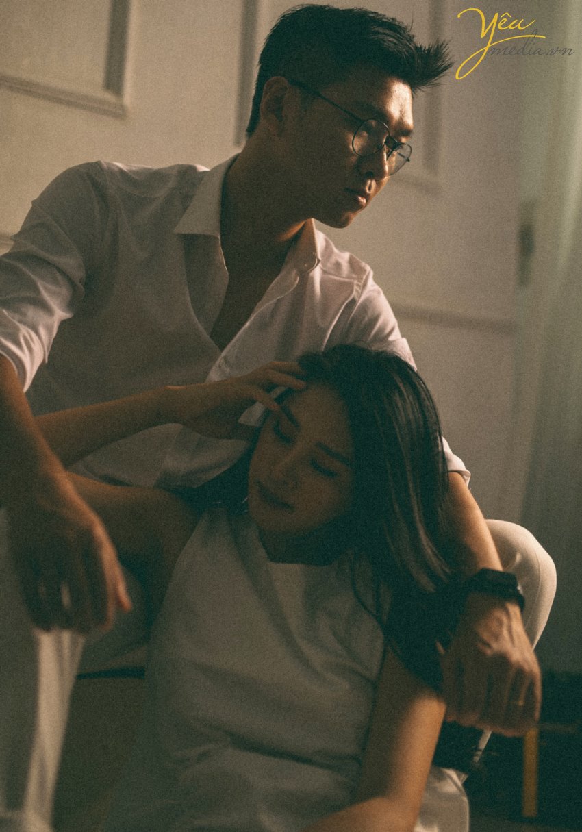 Màu sắc từ ảnh dùng phim analog luôn đi liền với sự hoài niệm. Màu Hong Kong gợi nhớ những kỷ niệm gắn với giai đoạn phim bộ TVB phổ biến tại Việt Nam những năm 1990. Những bộ ảnh được chụp theo phong cách "Reply 1990" đang càng ngày càng trở nên phổ biến và được nhiều cặp đôi lựa chọn như một cách lưu lại khoảnh khắc tình yêu. Những bộ ảnh như vậy thường không yêu cầu quá nhiều sự đầu tư vào phục trang, background hay concept cầu kì nhưng vẫn khiến người ta ngẩn ngơ vì cái thần cũng như cảm xúc được truyền tải qua nó. Bộ ảnh của MC Việt Anh và vợ - cô gái năng động Tân Nguyễn được ekip ảnh viện áo cưới Yêu Media cũng là 1 trong những album ảnh như vậy.