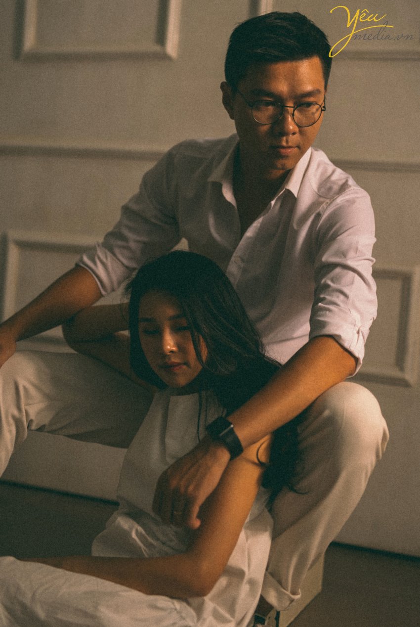 Màu sắc từ ảnh dùng phim analog luôn đi liền với sự hoài niệm. Màu Hong Kong gợi nhớ những kỷ niệm gắn với giai đoạn phim bộ TVB phổ biến tại Việt Nam những năm 1990. Những bộ ảnh được chụp theo phong cách "Reply 1990" đang càng ngày càng trở nên phổ biến và được nhiều cặp đôi lựa chọn như một cách lưu lại khoảnh khắc tình yêu. Những bộ ảnh như vậy thường không yêu cầu quá nhiều sự đầu tư vào phục trang, background hay concept cầu kì nhưng vẫn khiến người ta ngẩn ngơ vì cái thần cũng như cảm xúc được truyền tải qua nó. Bộ ảnh của MC Việt Anh và vợ - cô gái năng động Tân Nguyễn được ekip ảnh viện áo cưới Yêu Media cũng là 1 trong những album ảnh như vậy.