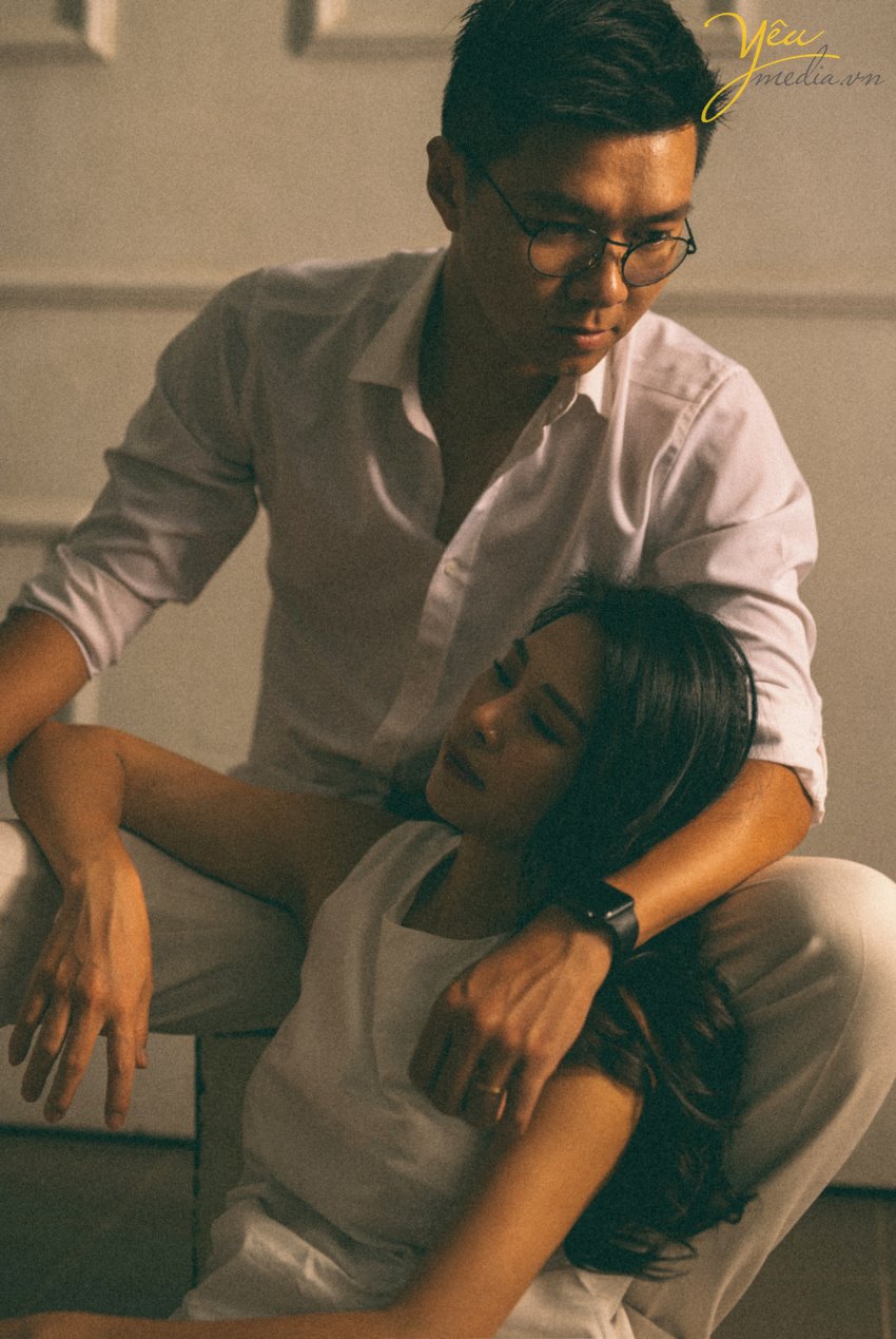 Màu sắc từ ảnh dùng phim analog luôn đi liền với sự hoài niệm. Màu Hong Kong gợi nhớ những kỷ niệm gắn với giai đoạn phim bộ TVB phổ biến tại Việt Nam những năm 1990. Những bộ ảnh được chụp theo phong cách "Reply 1990" đang càng ngày càng trở nên phổ biến và được nhiều cặp đôi lựa chọn như một cách lưu lại khoảnh khắc tình yêu. Những bộ ảnh như vậy thường không yêu cầu quá nhiều sự đầu tư vào phục trang, background hay concept cầu kì nhưng vẫn khiến người ta ngẩn ngơ vì cái thần cũng như cảm xúc được truyền tải qua nó. Bộ ảnh của MC Việt Anh và vợ - cô gái năng động Tân Nguyễn được ekip ảnh viện áo cưới Yêu Media cũng là 1 trong những album ảnh như vậy.