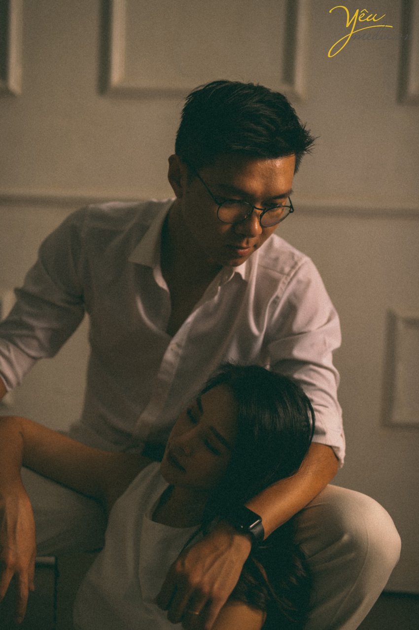 Màu sắc từ ảnh dùng phim analog luôn đi liền với sự hoài niệm. Màu Hong Kong gợi nhớ những kỷ niệm gắn với giai đoạn phim bộ TVB phổ biến tại Việt Nam những năm 1990. Những bộ ảnh được chụp theo phong cách "Reply 1990" đang càng ngày càng trở nên phổ biến và được nhiều cặp đôi lựa chọn như một cách lưu lại khoảnh khắc tình yêu. Những bộ ảnh như vậy thường không yêu cầu quá nhiều sự đầu tư vào phục trang, background hay concept cầu kì nhưng vẫn khiến người ta ngẩn ngơ vì cái thần cũng như cảm xúc được truyền tải qua nó. Bộ ảnh của MC Việt Anh và vợ - cô gái năng động Tân Nguyễn được ekip ảnh viện áo cưới Yêu Media cũng là 1 trong những album ảnh như vậy.