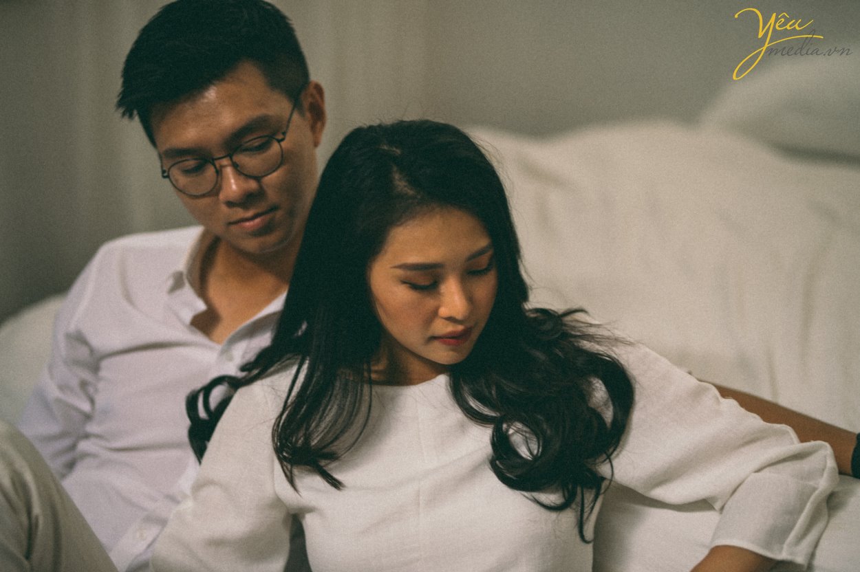 Màu sắc từ ảnh dùng phim analog luôn đi liền với sự hoài niệm. Màu Hong Kong gợi nhớ những kỷ niệm gắn với giai đoạn phim bộ TVB phổ biến tại Việt Nam những năm 1990. Những bộ ảnh được chụp theo phong cách "Reply 1990" đang càng ngày càng trở nên phổ biến và được nhiều cặp đôi lựa chọn như một cách lưu lại khoảnh khắc tình yêu. Những bộ ảnh như vậy thường không yêu cầu quá nhiều sự đầu tư vào phục trang, background hay concept cầu kì nhưng vẫn khiến người ta ngẩn ngơ vì cái thần cũng như cảm xúc được truyền tải qua nó. Bộ ảnh của MC Việt Anh và vợ - cô gái năng động Tân Nguyễn được ekip ảnh viện áo cưới Yêu Media cũng là 1 trong những album ảnh như vậy.