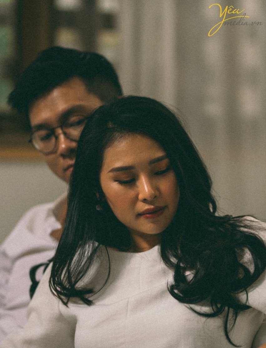 Màu sắc từ ảnh dùng phim analog luôn đi liền với sự hoài niệm. Màu Hong Kong gợi nhớ những kỷ niệm gắn với giai đoạn phim bộ TVB phổ biến tại Việt Nam những năm 1990. Những bộ ảnh được chụp theo phong cách "Reply 1990" đang càng ngày càng trở nên phổ biến và được nhiều cặp đôi lựa chọn như một cách lưu lại khoảnh khắc tình yêu. Những bộ ảnh như vậy thường không yêu cầu quá nhiều sự đầu tư vào phục trang, background hay concept cầu kì nhưng vẫn khiến người ta ngẩn ngơ vì cái thần cũng như cảm xúc được truyền tải qua nó. Bộ ảnh của MC Việt Anh và vợ - cô gái năng động Tân Nguyễn được ekip ảnh viện áo cưới Yêu Media cũng là 1 trong những album ảnh như vậy.