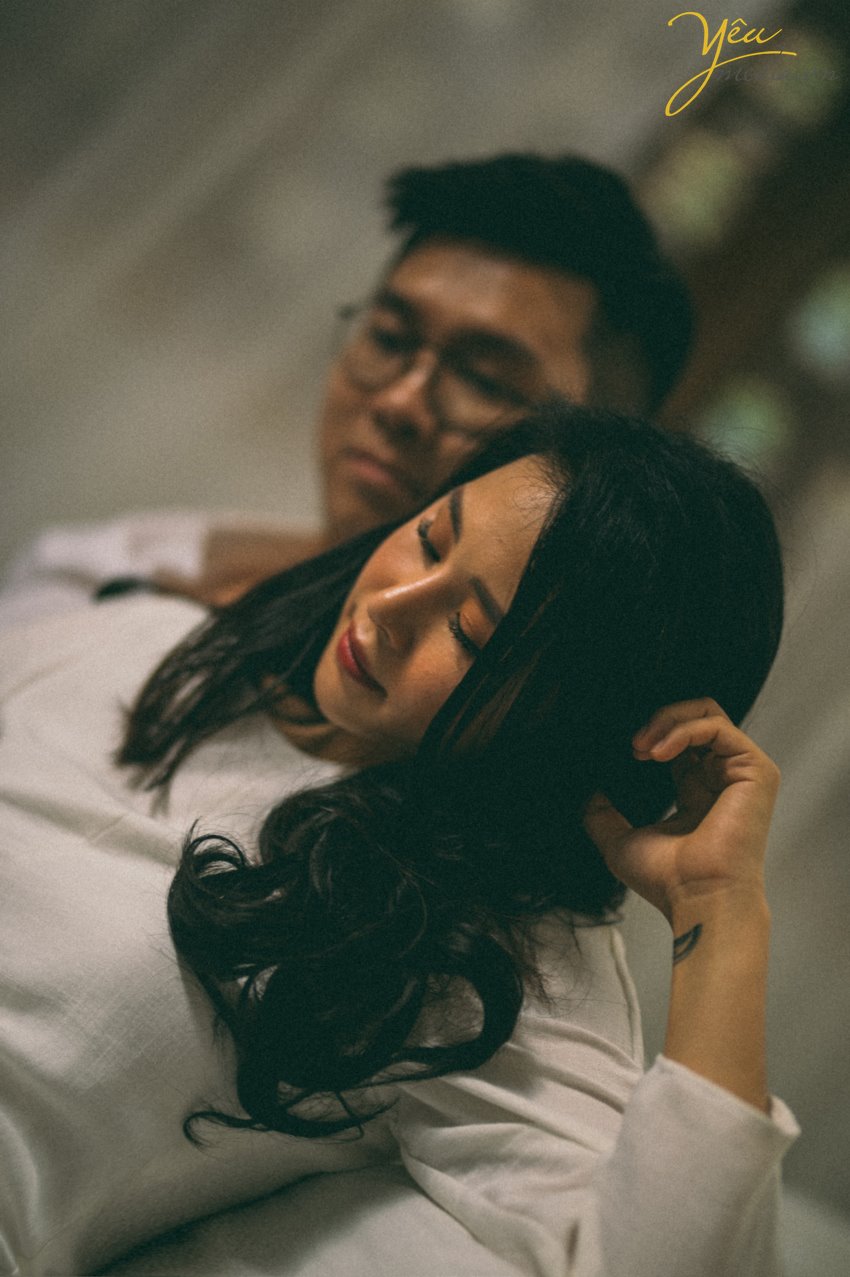 Màu sắc từ ảnh dùng phim analog luôn đi liền với sự hoài niệm. Màu Hong Kong gợi nhớ những kỷ niệm gắn với giai đoạn phim bộ TVB phổ biến tại Việt Nam những năm 1990. Những bộ ảnh được chụp theo phong cách "Reply 1990" đang càng ngày càng trở nên phổ biến và được nhiều cặp đôi lựa chọn như một cách lưu lại khoảnh khắc tình yêu. Những bộ ảnh như vậy thường không yêu cầu quá nhiều sự đầu tư vào phục trang, background hay concept cầu kì nhưng vẫn khiến người ta ngẩn ngơ vì cái thần cũng như cảm xúc được truyền tải qua nó. Bộ ảnh của MC Việt Anh và vợ - cô gái năng động Tân Nguyễn được ekip ảnh viện áo cưới Yêu Media cũng là 1 trong những album ảnh như vậy.