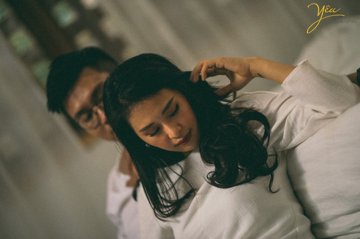 Màu sắc từ ảnh dùng phim analog luôn đi liền với sự hoài niệm. Màu Hong Kong gợi nhớ những kỷ niệm gắn với giai đoạn phim bộ TVB phổ biến tại Việt Nam những năm 1990. Những bộ ảnh được chụp theo phong cách "Reply 1990" đang càng ngày càng trở nên phổ biến và được nhiều cặp đôi lựa chọn như một cách lưu lại khoảnh khắc tình yêu. Những bộ ảnh như vậy thường không yêu cầu quá nhiều sự đầu tư vào phục trang, background hay concept cầu kì nhưng vẫn khiến người ta ngẩn ngơ vì cái thần cũng như cảm xúc được truyền tải qua nó. Bộ ảnh của MC Việt Anh và vợ - cô gái năng động Tân Nguyễn được ekip ảnh viện áo cưới Yêu Media cũng là 1 trong những album ảnh như vậy.