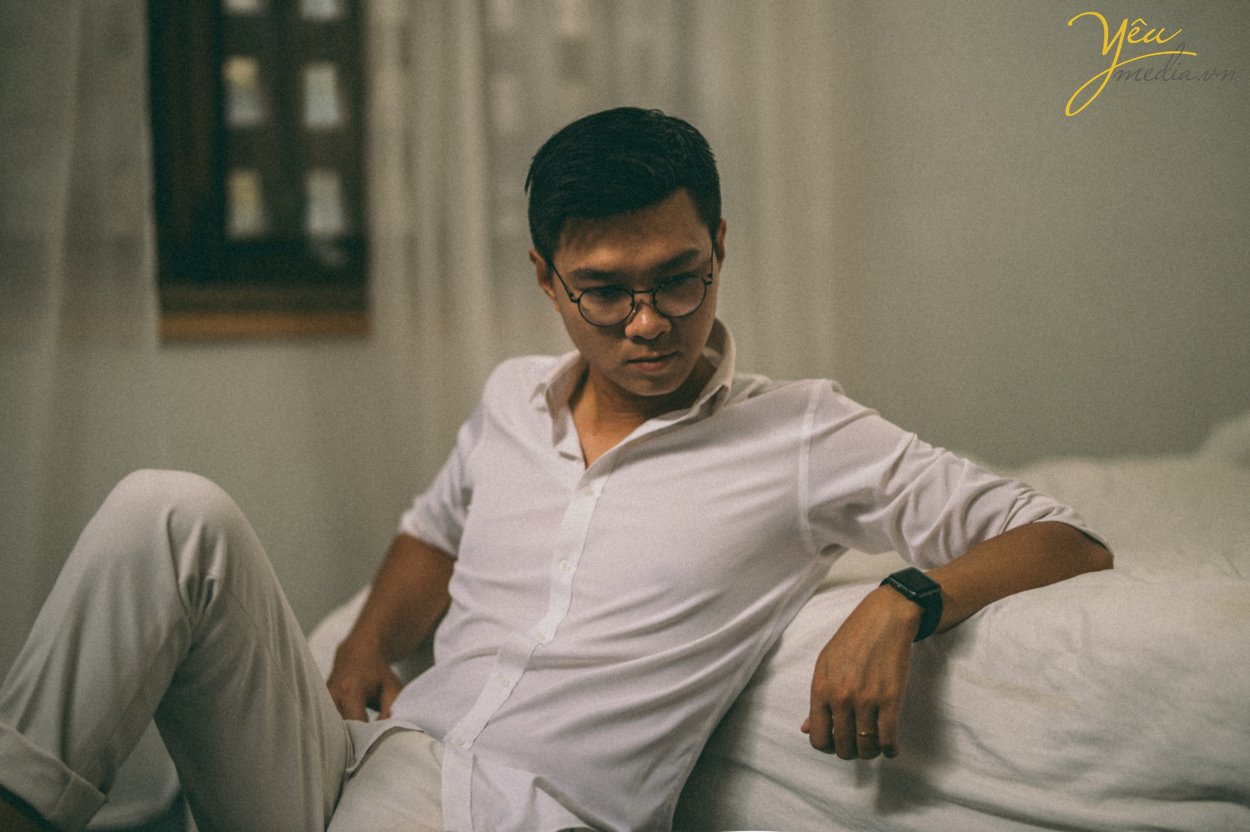 Màu sắc từ ảnh dùng phim analog luôn đi liền với sự hoài niệm. Màu Hong Kong gợi nhớ những kỷ niệm gắn với giai đoạn phim bộ TVB phổ biến tại Việt Nam những năm 1990. Những bộ ảnh được chụp theo phong cách "Reply 1990" đang càng ngày càng trở nên phổ biến và được nhiều cặp đôi lựa chọn như một cách lưu lại khoảnh khắc tình yêu. Những bộ ảnh như vậy thường không yêu cầu quá nhiều sự đầu tư vào phục trang, background hay concept cầu kì nhưng vẫn khiến người ta ngẩn ngơ vì cái thần cũng như cảm xúc được truyền tải qua nó. Bộ ảnh của MC Việt Anh và vợ - cô gái năng động Tân Nguyễn được ekip ảnh viện áo cưới Yêu Media cũng là 1 trong những album ảnh như vậy.