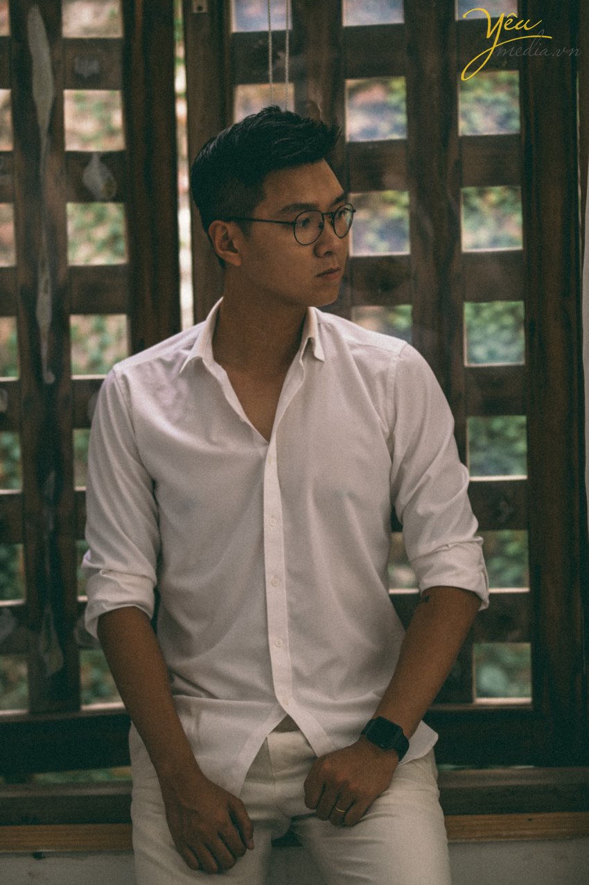 Màu sắc từ ảnh dùng phim analog luôn đi liền với sự hoài niệm. Màu Hong Kong gợi nhớ những kỷ niệm gắn với giai đoạn phim bộ TVB phổ biến tại Việt Nam những năm 1990. Những bộ ảnh được chụp theo phong cách "Reply 1990" đang càng ngày càng trở nên phổ biến và được nhiều cặp đôi lựa chọn như một cách lưu lại khoảnh khắc tình yêu. Những bộ ảnh như vậy thường không yêu cầu quá nhiều sự đầu tư vào phục trang, background hay concept cầu kì nhưng vẫn khiến người ta ngẩn ngơ vì cái thần cũng như cảm xúc được truyền tải qua nó. Bộ ảnh của MC Việt Anh và vợ - cô gái năng động Tân Nguyễn được ekip ảnh viện áo cưới Yêu Media cũng là 1 trong những album ảnh như vậy.