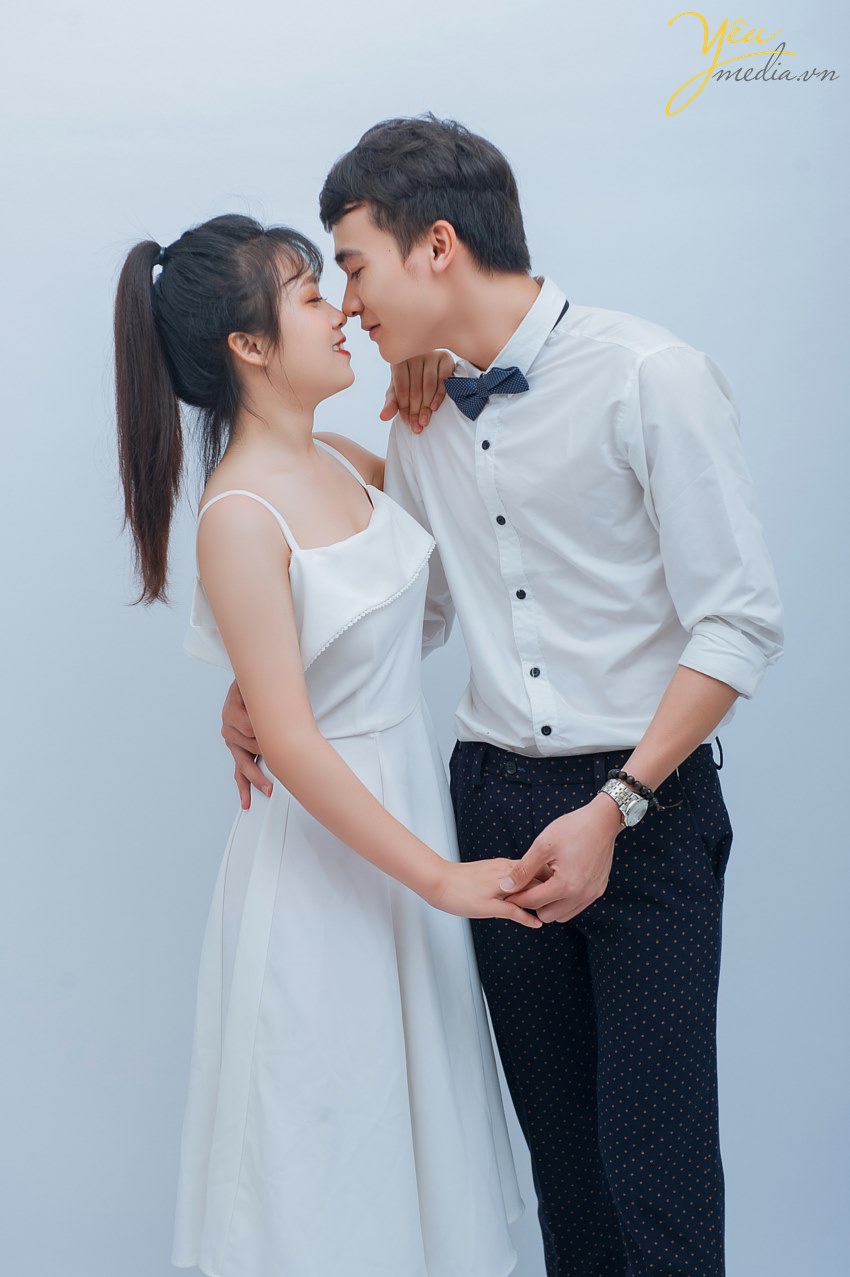 Tình yêu là những điều đẹp đẽ, những cung bậc cảm xúc tuyệt vời mà cặp đôi Trang - Ngân đã thể hiện trong bộ ảnh được thực hiện bởi Yêu Media trong studio của mình.