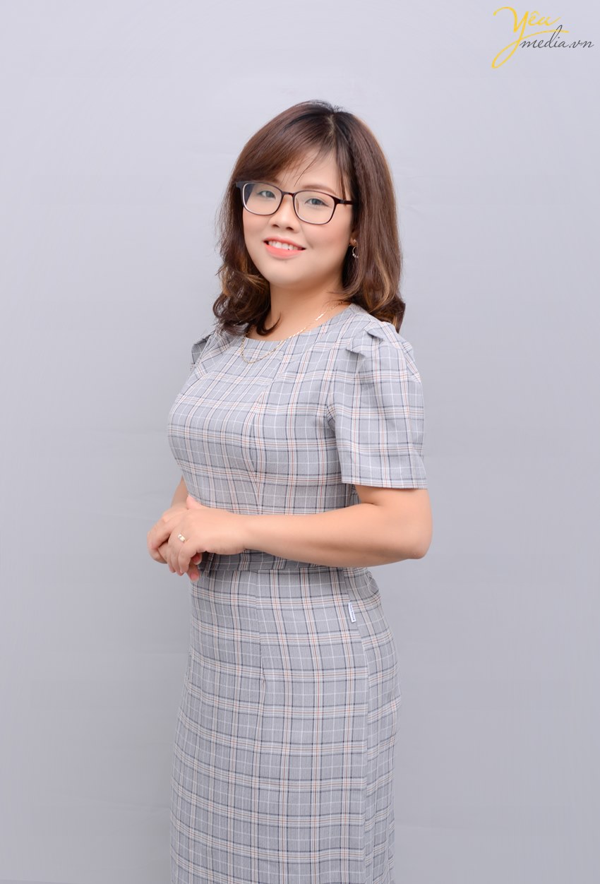 Chụp ảnh chân dung nghề nghiệp giáo viên cho cô giáo dạy Văn tại Hà Nội trong studio