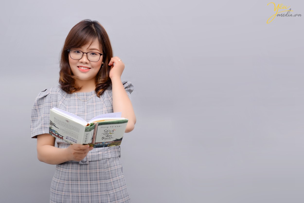 Chụp ảnh chân dung nghề nghiệp giáo viên cho cô giáo dạy Văn tại Hà Nội trong studio