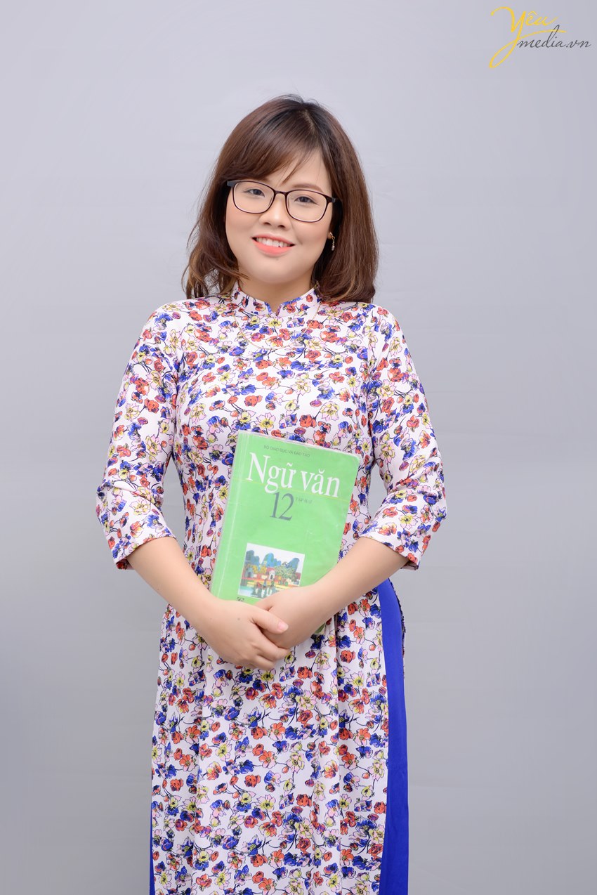 Chụp ảnh chân dung nghề nghiệp giáo viên cho cô giáo dạy Văn tại Hà Nội trong studio