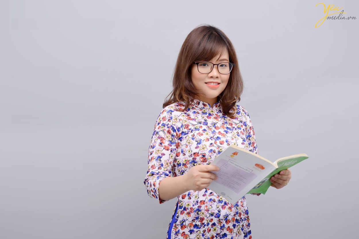 Chụp ảnh chân dung nghề nghiệp giáo viên cho cô giáo dạy Văn tại Hà Nội trong studio