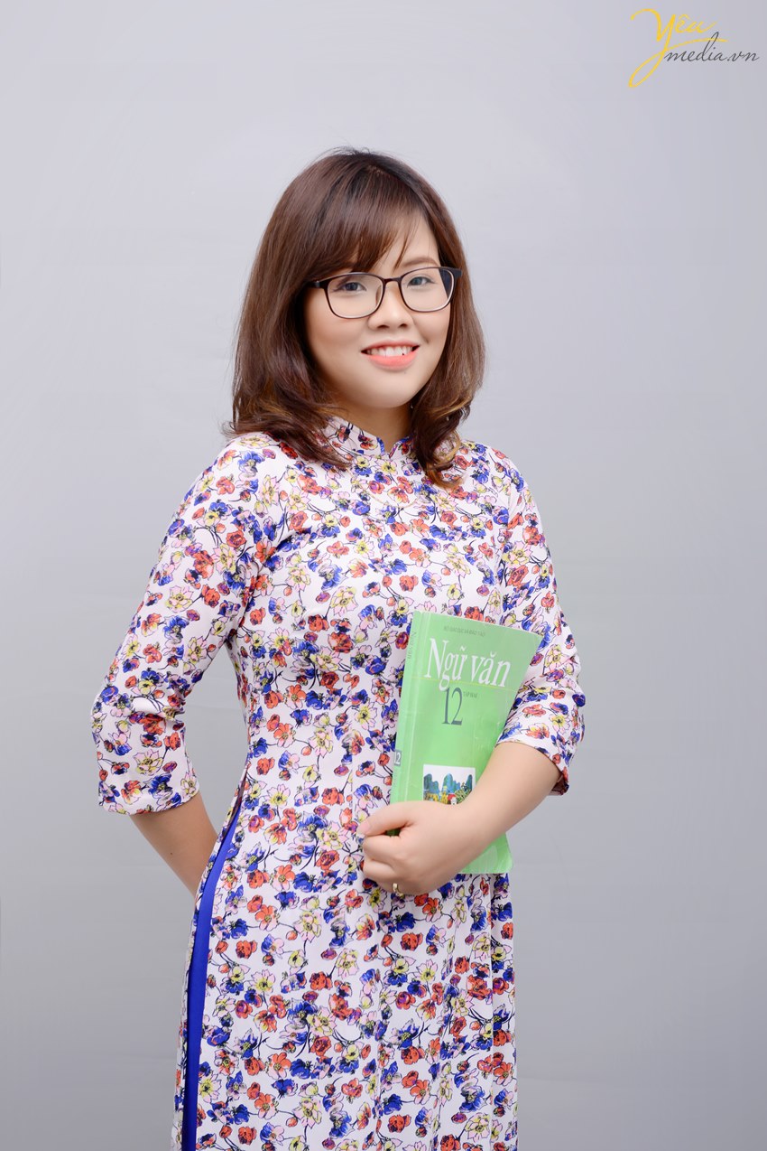 Chụp ảnh chân dung nghề nghiệp giáo viên cho cô giáo dạy Văn tại Hà Nội trong studio