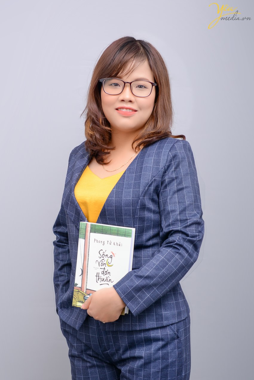 Chụp ảnh chân dung nghề nghiệp giáo viên cho cô giáo dạy Văn tại Hà Nội trong studio