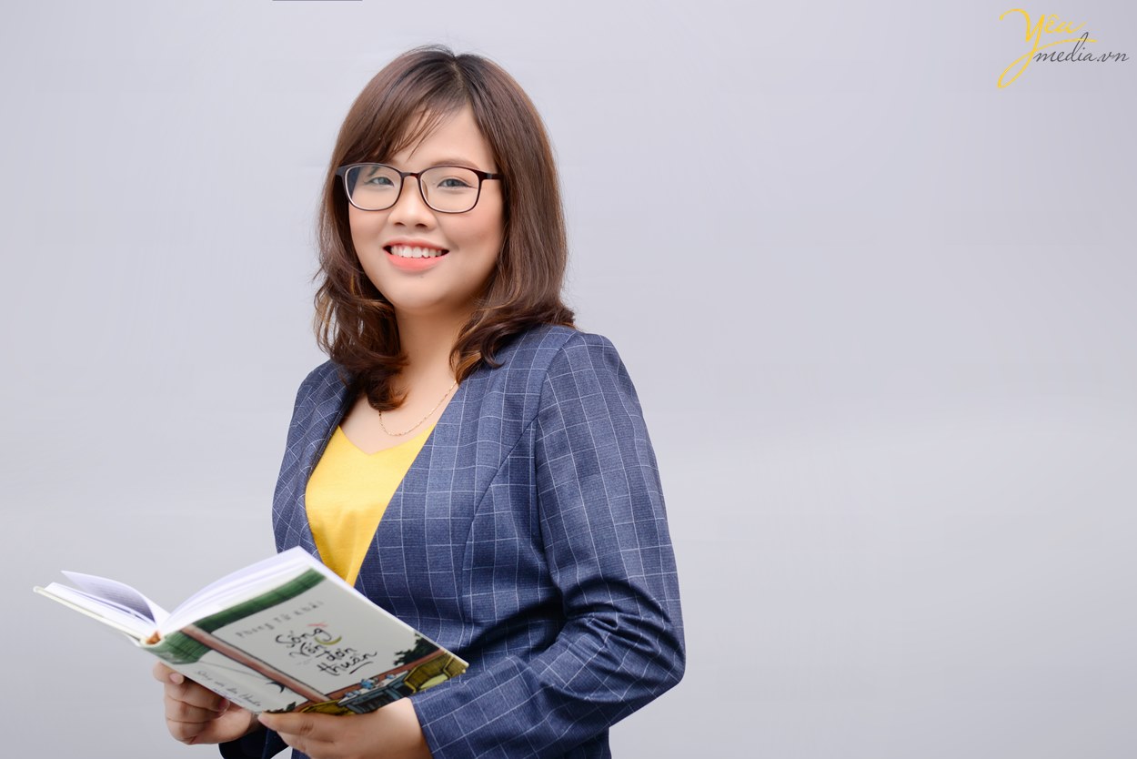 Chụp ảnh chân dung nghề nghiệp giáo viên cho cô giáo dạy Văn tại Hà Nội trong studio
