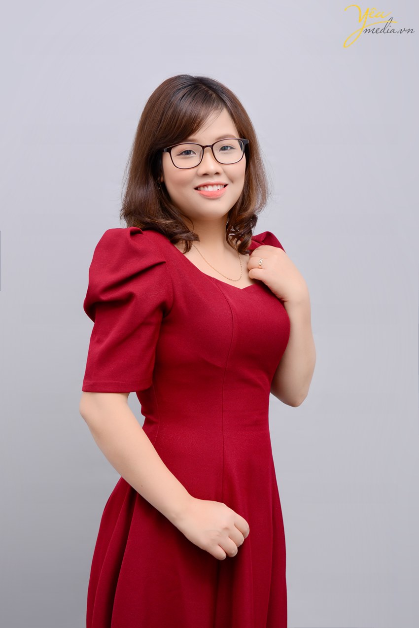 Chụp ảnh chân dung nghề nghiệp giáo viên cho cô giáo dạy Văn tại Hà Nội trong studio