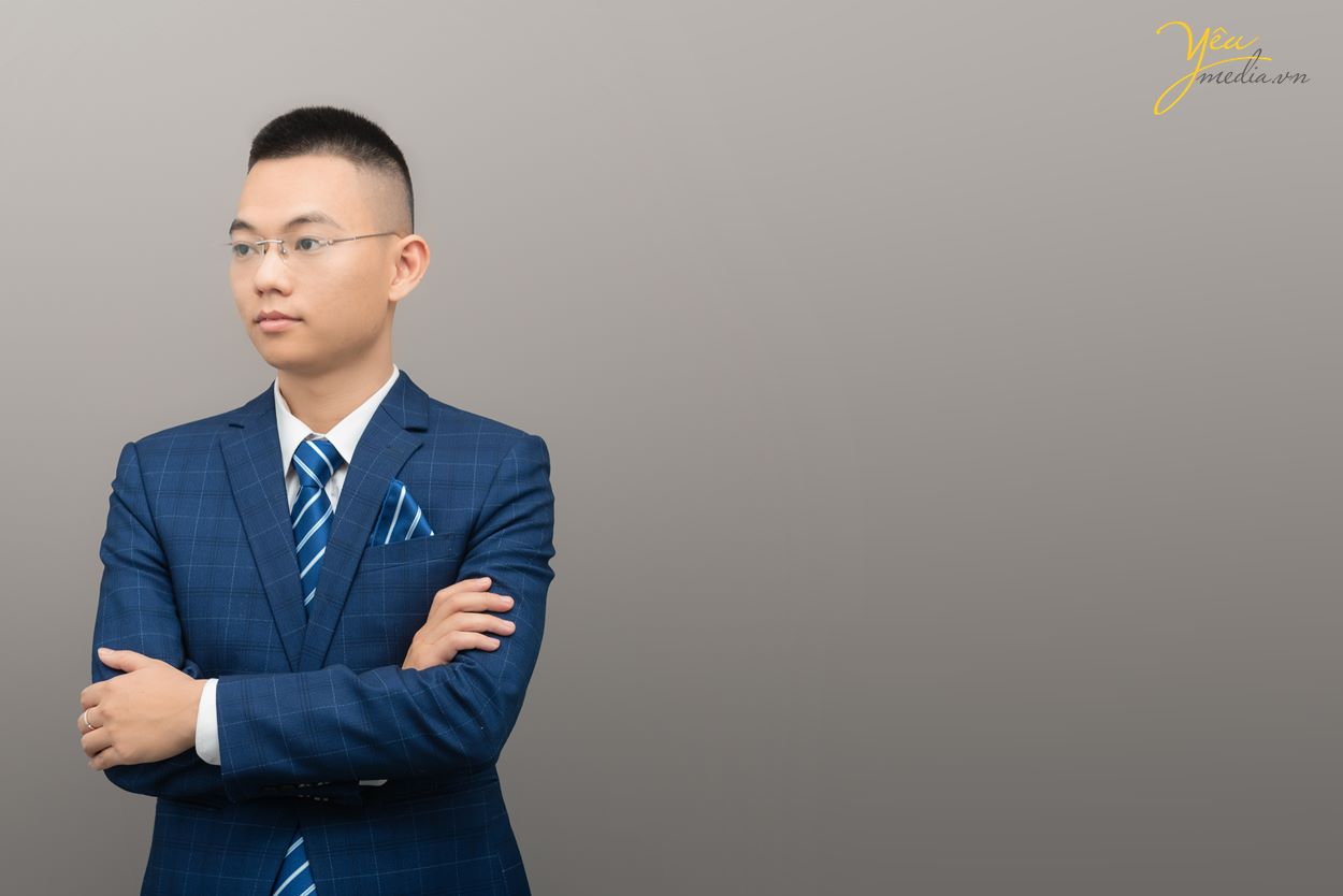 Chụp ảnh quảng cáo cho doanh nhân trong studio Hà Nội
