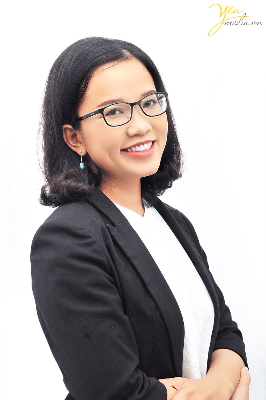 Đến đây chị hoàn toàn bất ngờ với sự chuyên nghiệp và nhiệt tình của ekip chuyên viên. Từ việc makeup nhẹ nhàng, đến lựa chọn trang phục và hướng dẫn tạo dáng của studio đều rất hiệu quả và tiện lợi, giúp một người "rất khó pose ảnh" (tự thuật) như chị cũng có được series ảnh ưng ý. Với bộ ảnh này, chúng tôi tin rằng chị sẽ tự tin và thành công trong mọi con đường mình chọn trong tương lai.