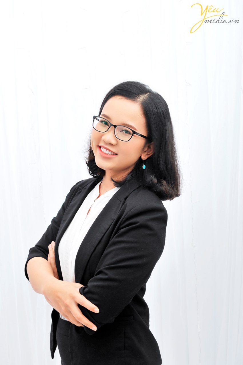 Đến đây chị hoàn toàn bất ngờ với sự chuyên nghiệp và nhiệt tình của ekip chuyên viên. Từ việc makeup nhẹ nhàng, đến lựa chọn trang phục và hướng dẫn tạo dáng của studio đều rất hiệu quả và tiện lợi, giúp một người "rất khó pose ảnh" (tự thuật) như chị cũng có được series ảnh ưng ý. Với bộ ảnh này, chúng tôi tin rằng chị sẽ tự tin và thành công trong mọi con đường mình chọn trong tương lai.