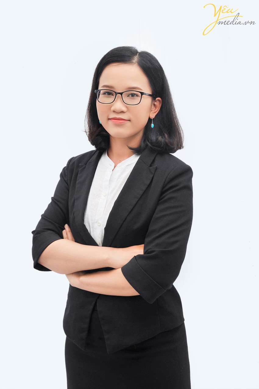 Đến đây chị hoàn toàn bất ngờ với sự chuyên nghiệp và nhiệt tình của ekip chuyên viên. Từ việc makeup nhẹ nhàng, đến lựa chọn trang phục và hướng dẫn tạo dáng của studio đều rất hiệu quả và tiện lợi, giúp một người "rất khó pose ảnh" (tự thuật) như chị cũng có được series ảnh ưng ý. Với bộ ảnh này, chúng tôi tin rằng chị sẽ tự tin và thành công trong mọi con đường mình chọn trong tương lai.