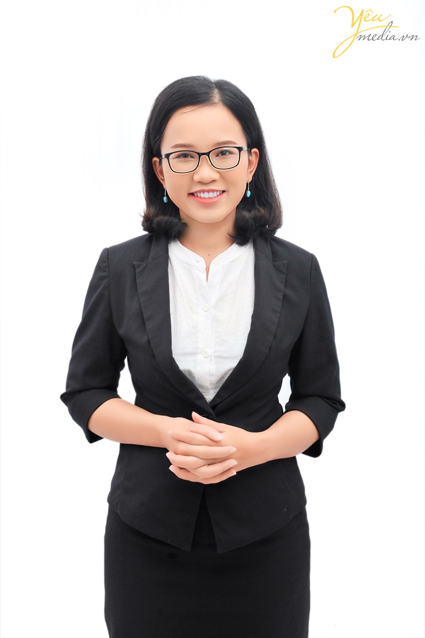Đến đây chị hoàn toàn bất ngờ với sự chuyên nghiệp và nhiệt tình của ekip chuyên viên. Từ việc makeup nhẹ nhàng, đến lựa chọn trang phục và hướng dẫn tạo dáng của studio đều rất hiệu quả và tiện lợi, giúp một người "rất khó pose ảnh" (tự thuật) như chị cũng có được series ảnh ưng ý. Với bộ ảnh này, chúng tôi tin rằng chị sẽ tự tin và thành công trong mọi con đường mình chọn trong tương lai.