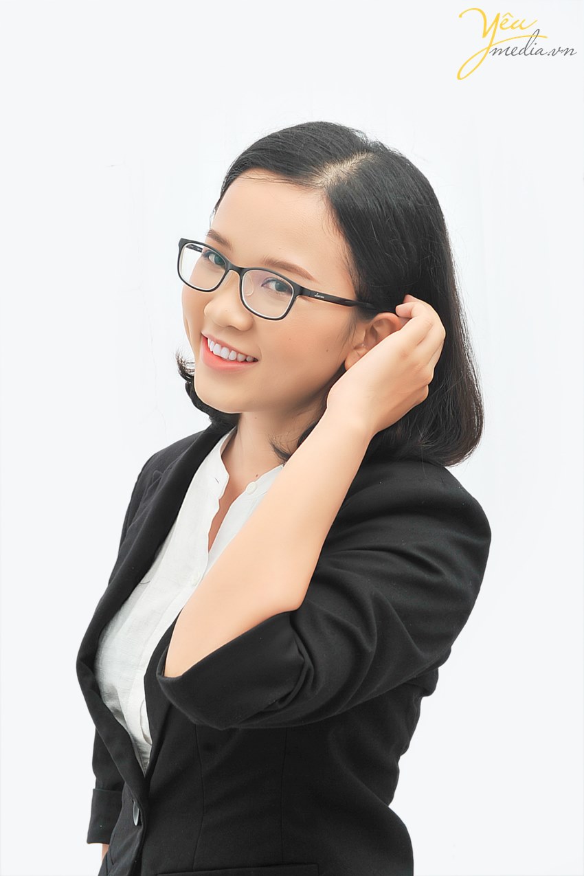 Đến đây chị hoàn toàn bất ngờ với sự chuyên nghiệp và nhiệt tình của ekip chuyên viên. Từ việc makeup nhẹ nhàng, đến lựa chọn trang phục và hướng dẫn tạo dáng của studio đều rất hiệu quả và tiện lợi, giúp một người "rất khó pose ảnh" (tự thuật) như chị cũng có được series ảnh ưng ý. Với bộ ảnh này, chúng tôi tin rằng chị sẽ tự tin và thành công trong mọi con đường mình chọn trong tương lai.