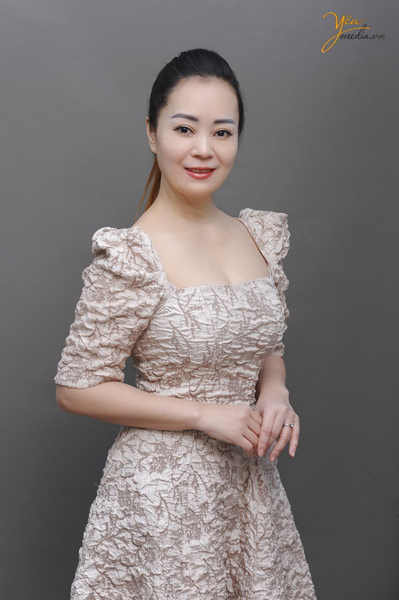 Chụp ảnh chân dung trong studio cho chị Hà