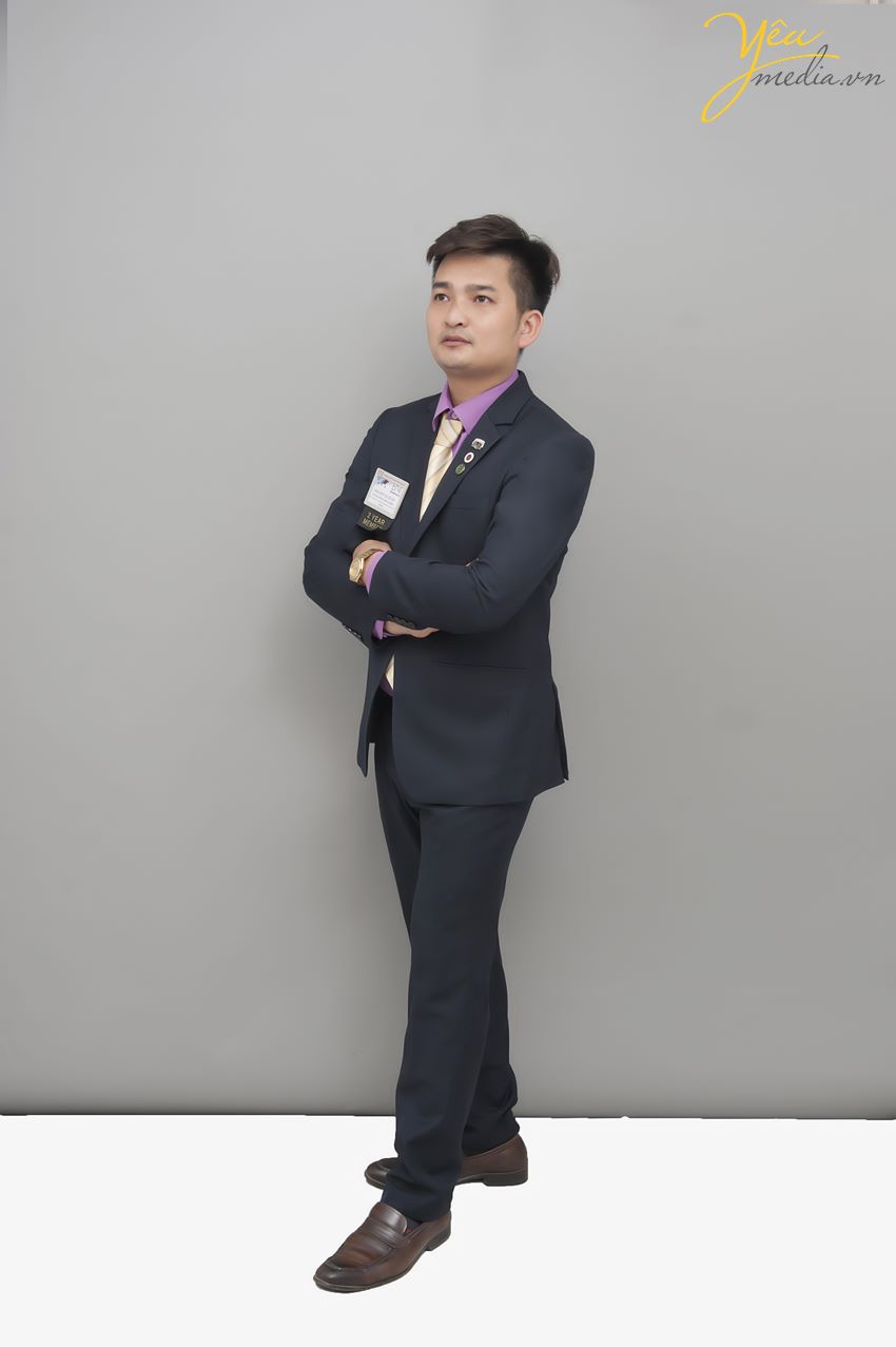 Dù là chụp cho doanh nghiệp có quy mô hàng ngàn nhân viên hay chỉ chụp cho riêng cá nhân bạn, chúng tôi vẫn áp dụng cùng một tiêu chuẩn chất lượng.  Xin giới thiệu tới bạn bộ ảnh Yêu media chụp cho anh Tuấn tại Hà Nội trong studio của mình.