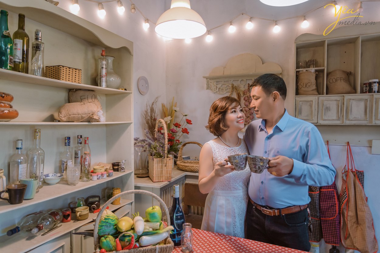 hai vợ chồng tình cảm trong gian bếp nhỏ