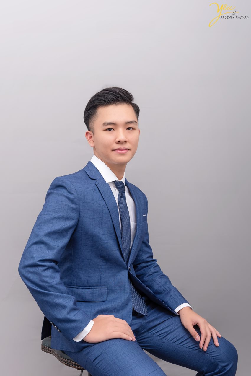 Chụp ảnh cho học sinh cấp 3 để tham gia hội thi "Học sinh thanh lịch" tại nhà trường