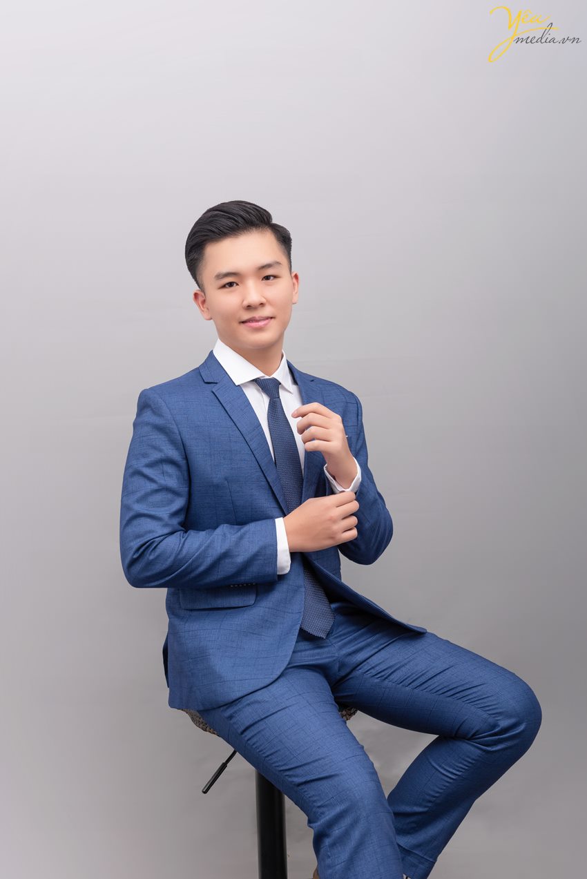 Chụp ảnh cho học sinh cấp 3 để tham gia hội thi "Học sinh thanh lịch" tại nhà trường