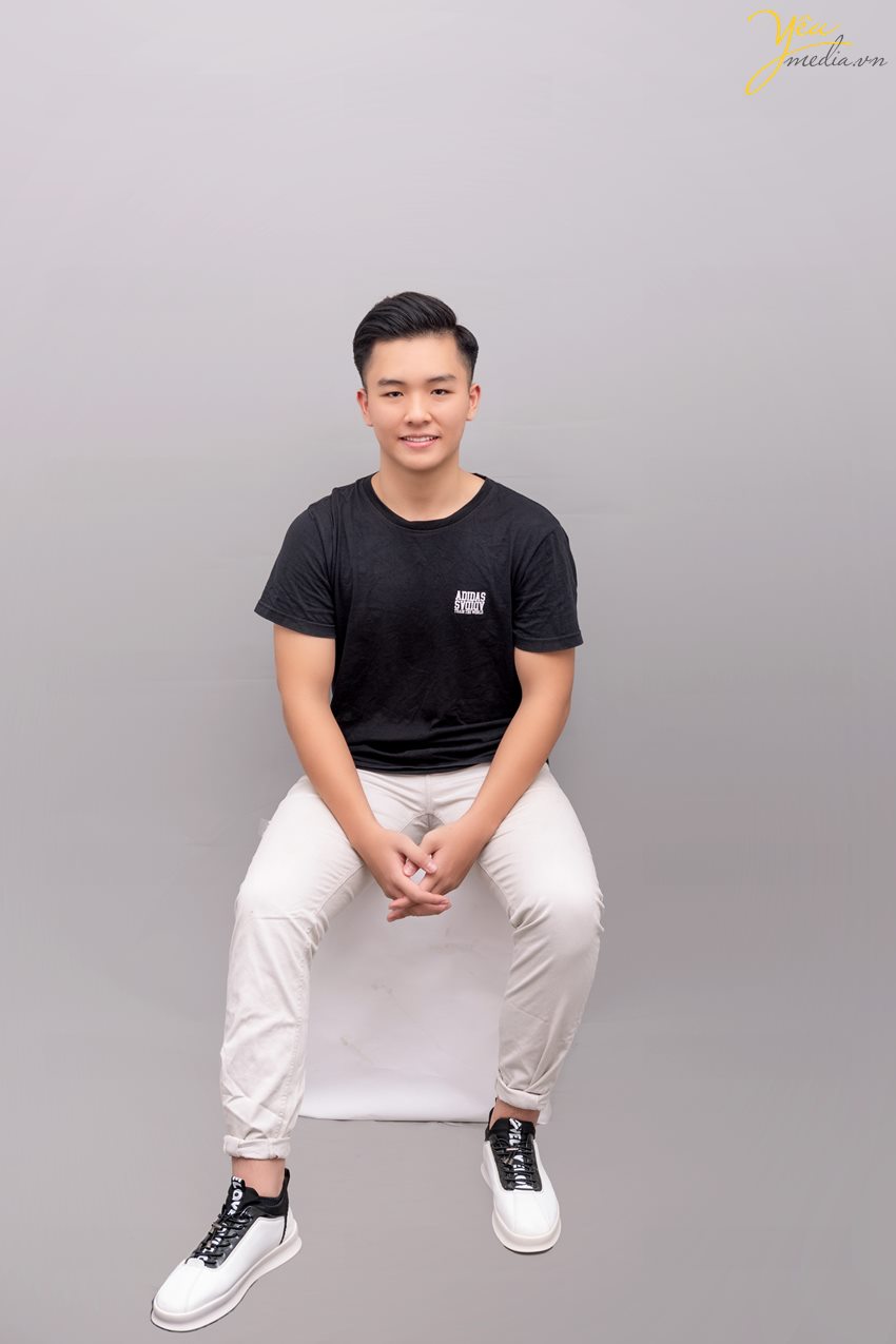 Chụp ảnh cho học sinh cấp 3 để tham gia hội thi "Học sinh thanh lịch" tại nhà trường