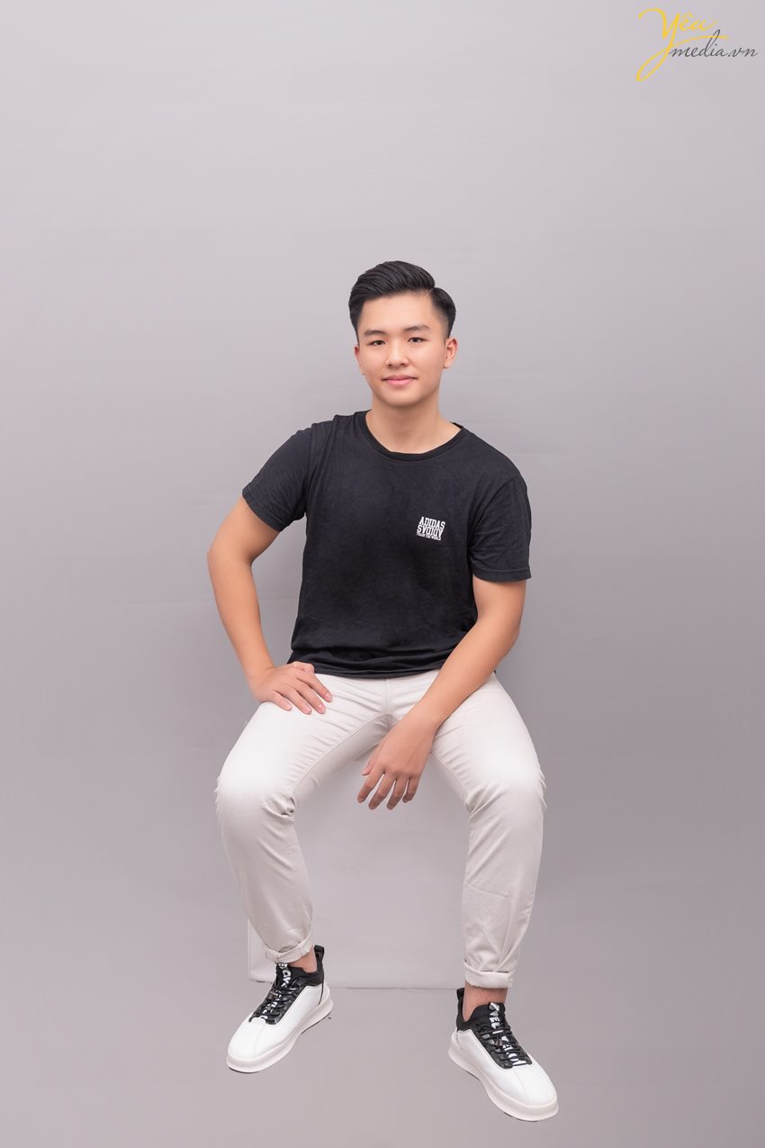 Chụp ảnh cho học sinh cấp 3 để tham gia hội thi "Học sinh thanh lịch" tại nhà trường