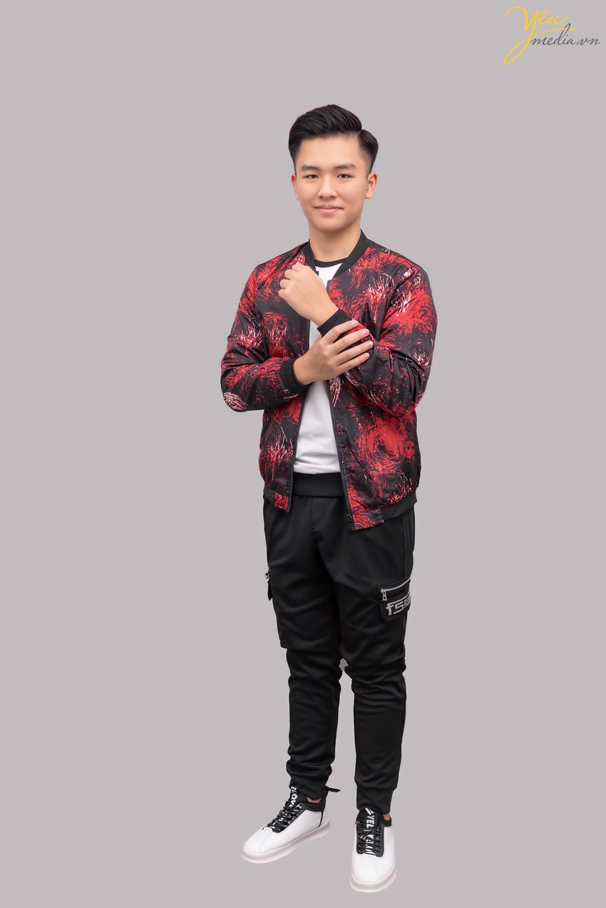 Chụp ảnh cho học sinh cấp 3 để tham gia hội thi "Học sinh thanh lịch" tại nhà trường