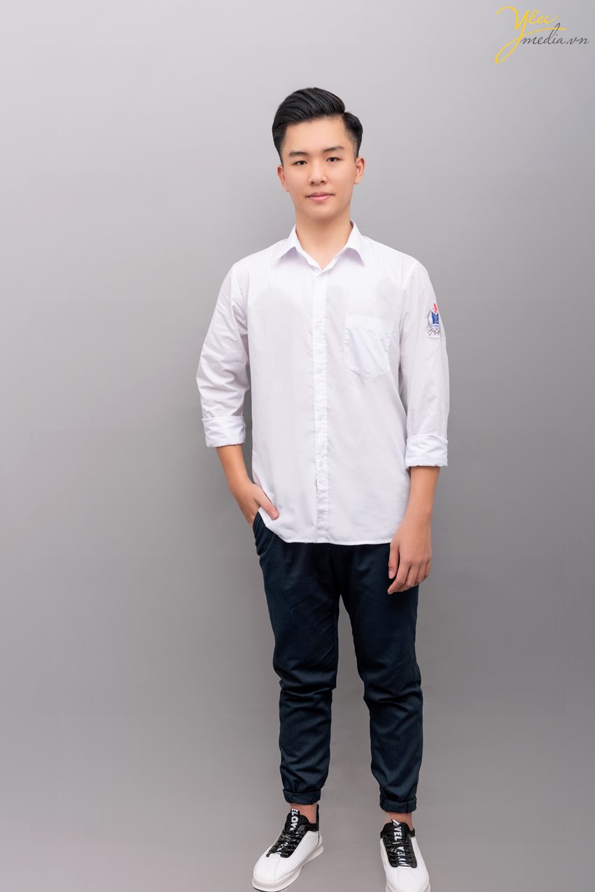 Chụp ảnh cho học sinh cấp 3 để tham gia hội thi "Học sinh thanh lịch" tại nhà trường