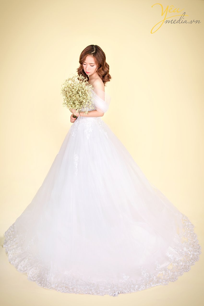 cô dâu đơn thân chụp ảnh cùng bó hoa trong studio